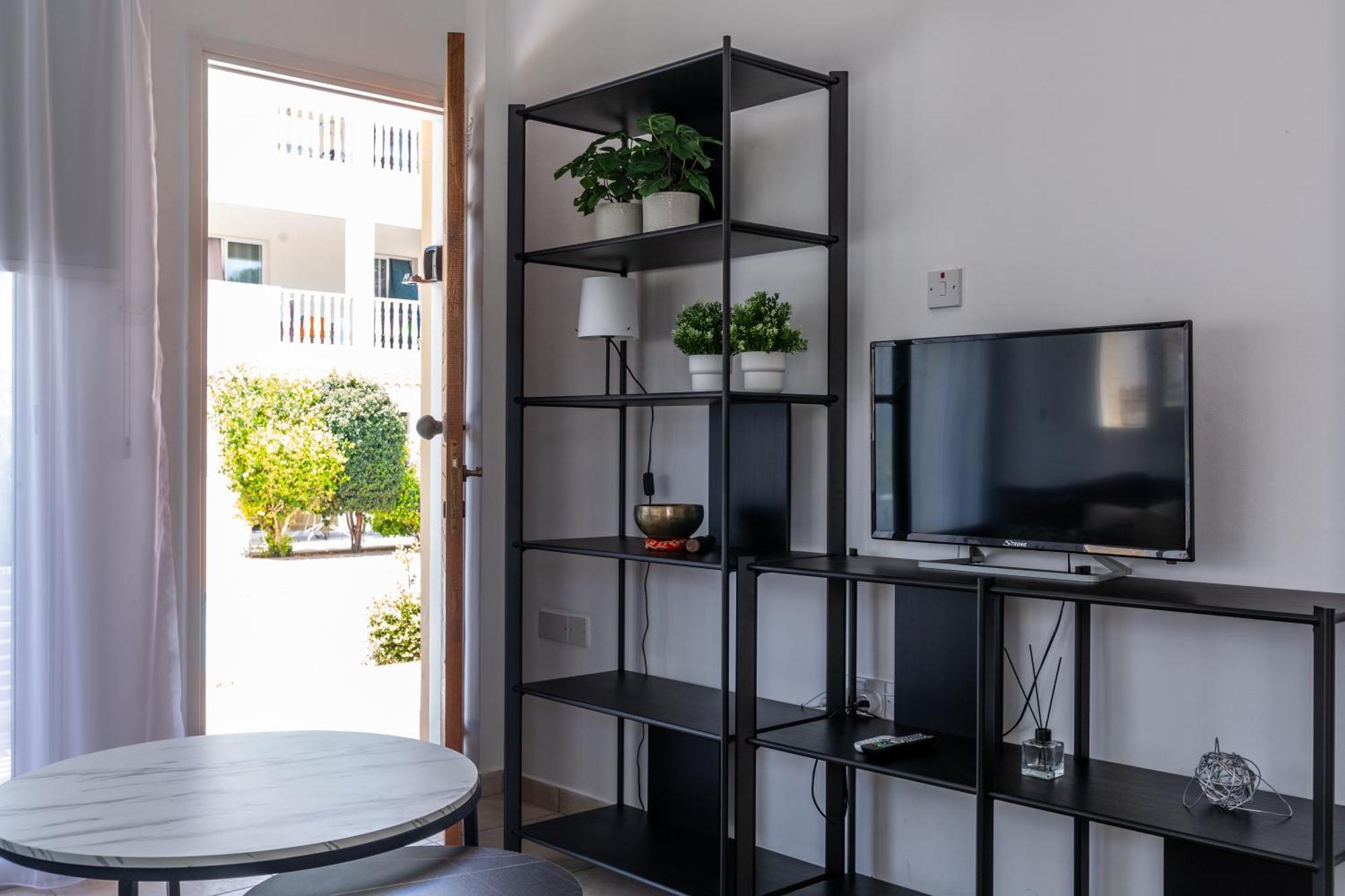 Beautiful One Bed Apartment In Paphos Exteriör bild